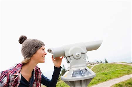 Femme à l'aide du télescope Photographie de stock - Premium Libres de Droits, Code: 649-03769203