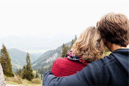 simsearch:649-03769209,k - Homme hugging femme regardant le paysage Photographie de stock - Premium Libres de Droits, Code: 649-03769214