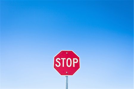 Stop sign against blue sky Foto de stock - Sin royalties Premium, Código: 649-03769431