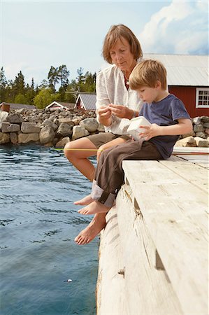 Grandmother and boy fishing from jetty Foto de stock - Sin royalties Premium, Código: 649-03769636