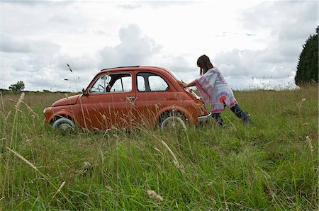 frustration vintage - Female pushing car in field Stock Photo - Premium Royalty-Free, Code: 649-03769693