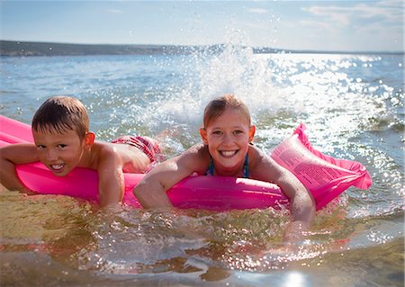 Children swimming with inflatable Foto de stock - Sin royalties Premium, Código: 649-03769747