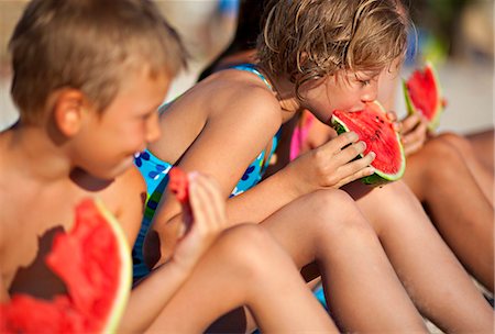 Kids eating watermelon at the beach Foto de stock - Sin royalties Premium, Código: 649-03769755