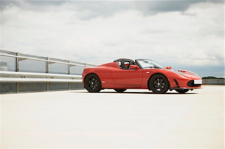 parked - Voiture électrique sur parkdeck Photographie de stock - Premium Libres de Droits, Code: 649-03769921