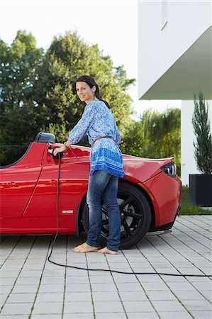 Women filling up her electric car Foto de stock - Sin royalties Premium, Código: 649-03769985