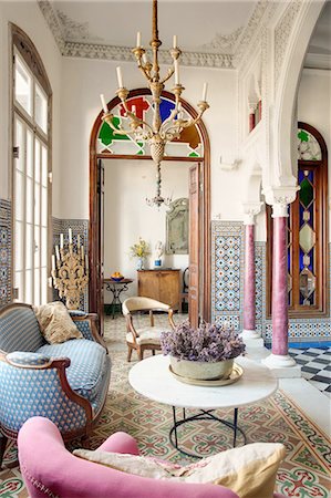 elegant living room - Beautiful Moroccan style townhouse Foto de stock - Sin royalties Premium, Código: 649-03774140