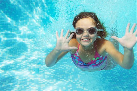 preteens swimming - Girl swimming underwater Foto de stock - Sin royalties Premium, Código: 649-03774316