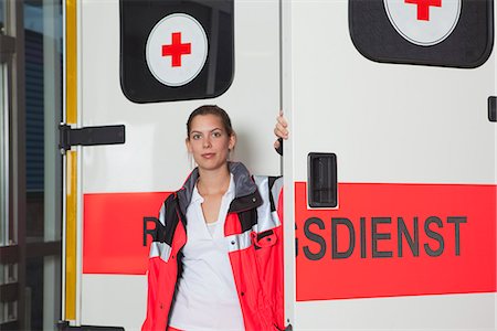 retten - Ambulance woman in front of coach Foto de stock - Sin royalties Premium, Código: 649-03774407