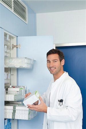 Doctor searching for medication Stock Photo - Premium Royalty-Free, Code: 649-03774457