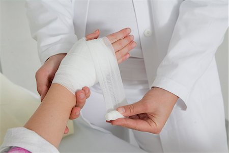 Nahaufnahme Krankenschwester Anwenden einer dressing Stockbilder - Premium RF Lizenzfrei, Bildnummer: 649-03774489