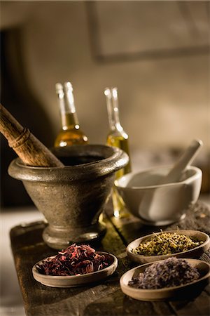 Herbs and oil Fotografie stock - Premium Royalty-Free, Codice: 649-03774628