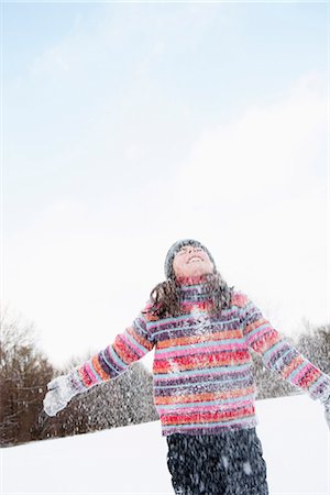 simsearch:841-07204504,k - Jeune fille debout dans la bourrasque de neige Photographie de stock - Premium Libres de Droits, Code: 649-03774900