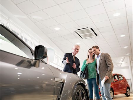 Salesman shows customers car Foto de stock - Sin royalties Premium, Código: 649-03775352