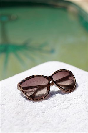 swimming pool edge - Sunglasses Foto de stock - Sin royalties Premium, Código: 649-03770251