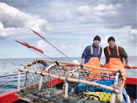 Pêcheurs sur le bateau avec lobster pot Photographie de stock - Premium Libres de Droits, Code: 649-03770313