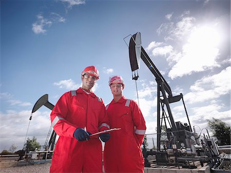 Two workers in front of oil wells Foto de stock - Sin royalties Premium, Código: 649-03770337