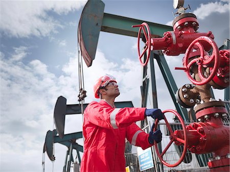 pumpenbock - Arbeiter drehen Ventil auf Ölquelle Stockbilder - Premium RF Lizenzfrei, Bildnummer: 649-03770359