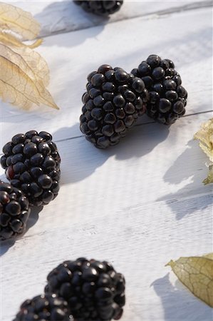 Blackberries on white table in sunshine Foto de stock - Sin royalties Premium, Código: 649-03770408