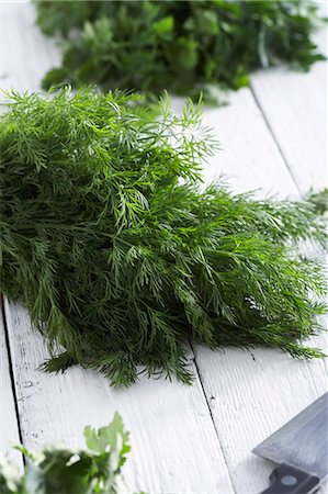 dill - Fresh dill lying on a table Foto de stock - Sin royalties Premium, Código: 649-03770414