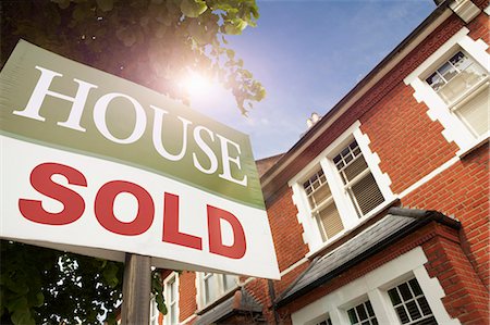 sold - House with SOLD notice Stock Photo - Premium Royalty-Free, Code: 649-03770416