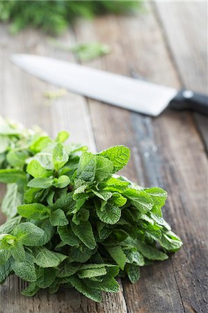 Fresh mint on rough table with knife Foto de stock - Sin royalties Premium, Código: 649-03770425