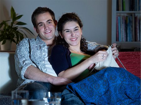 Couple cuddling watching television Foto de stock - Sin royalties Premium, Código: 649-03770427