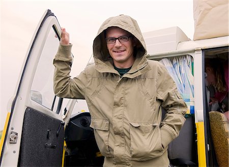 Portrait d'homme camper sous la pluie Photographie de stock - Premium Libres de Droits, Code: 649-03770576