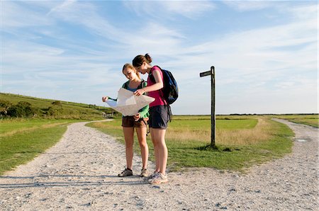 strassengabelung - Female hikers check route on map Foto de stock - Sin royalties Premium, Código: 649-03770588