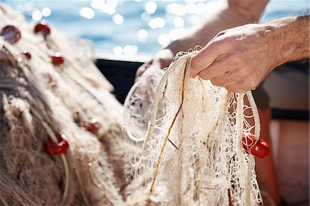 rede (material) - Fisherman holding nets Foto de stock - Royalty Free Premium, Número: 649-03770742