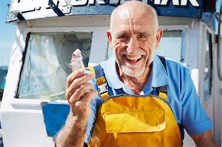 pêcheur - Poissons de tenue de pêcheur Photographie de stock - Premium Libres de Droits, Code: 649-03770759