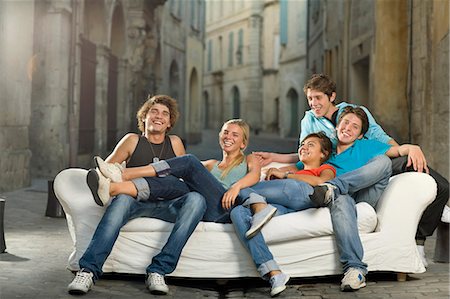 friend help - Group relax on couch laughing in street Foto de stock - Sin royalties Premium, Código: 649-03771307