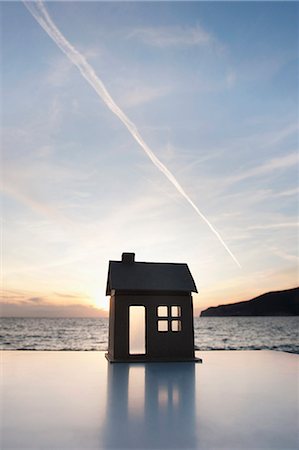 A cardboard house set against a sunset Foto de stock - Sin royalties Premium, Código: 649-03771353