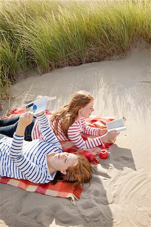 Two teenagers ready books in the dunes Stock Photo - Premium Royalty-Free, Code: 649-03771362
