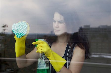 Woman cleaning window Foto de stock - Sin royalties Premium, Código: 649-03771454