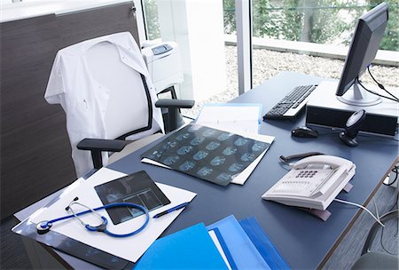 desk not studio not people - Bureau de médecin, radiographies & stéthoscope Photographie de stock - Premium Libres de Droits, Code: 649-03771543