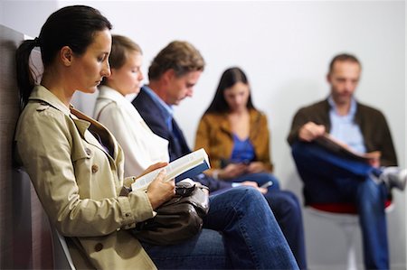 espera - Gens assis dans la salle d'attente Photographie de stock - Premium Libres de Droits, Code: 649-03771560