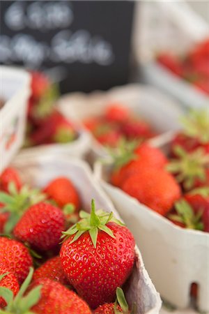 Strawberries on a market Foto de stock - Sin royalties Premium, Código: 649-03771918