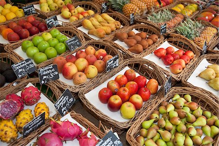 Divers fruits présentés sur un marché Photographie de stock - Premium Libres de Droits, Code: 649-03771919