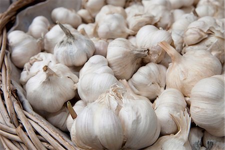 diente de ajo - Garlic cloves in a basket Foto de stock - Sin royalties Premium, Código: 649-03771921