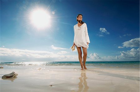 simsearch:649-03772061,k - Femme qui marche sur la plage Photographie de stock - Premium Libres de Droits, Code: 649-03772061