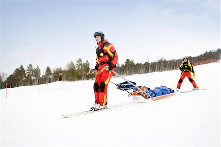 patrulla de esquí - Two Rescuers in Piste Foto de stock - Sin royalties Premium, Código: 649-03772091