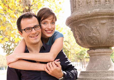 Happy couple embrace in paris park Foto de stock - Sin royalties Premium, Código: 649-03772243