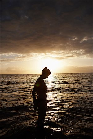 simsearch:649-06305549,k - Frau, stehend im Meer bei Sonnenuntergang Stockbilder - Premium RF Lizenzfrei, Bildnummer: 649-03773101