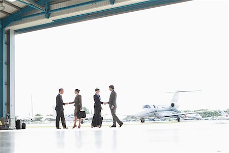 firmeneigenes flugzeug - Business executives at airport Foto de stock - Sin royalties Premium, Código: 649-03773315