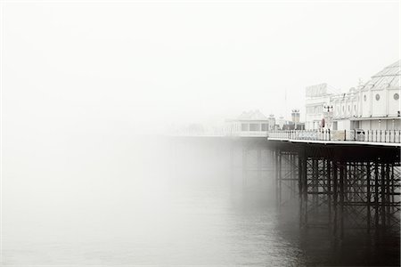 Brighton Pier im Nebel Stockbilder - Premium RF Lizenzfrei, Bildnummer: 649-03773412