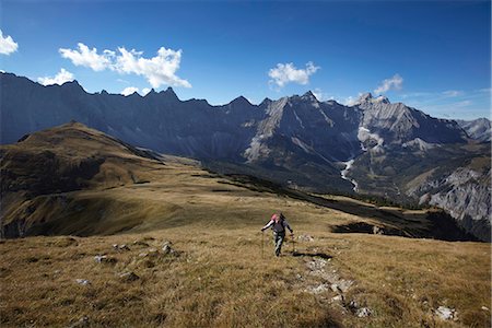 distance - Man walking in the Mountains Foto de stock - Sin royalties Premium, Código: 649-03773736