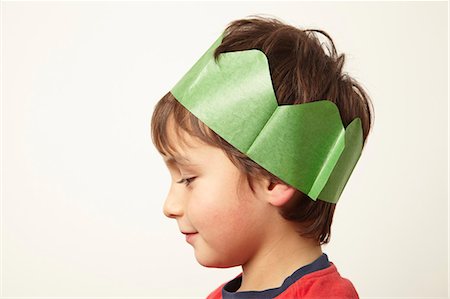 simsearch:632-01156930,k - Boy wearing paper crown hat at Christmas Foto de stock - Sin royalties Premium, Código: 649-03796097