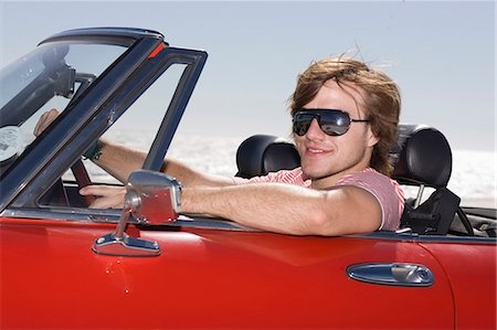 Man driving a convertible car Foto de stock - Sin royalties Premium, Código: 649-03796261