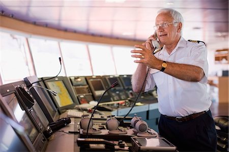 sala de controle - Captain of a ship having a phone call Foto de stock - Royalty Free Premium, Número: 649-03796314