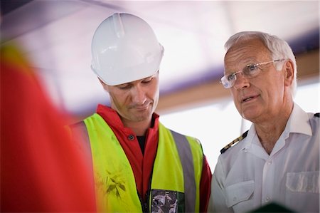 Kapitän auf einem Schiff im Gespräch mit dem Arbeitnehmer Stockbilder - Premium RF Lizenzfrei, Bildnummer: 649-03796334